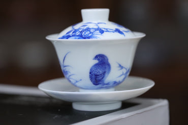 鹌鹑迷你盖碗
作者:程燕飞丨景德镇瓷 非遗传承人
口径7.2cm高4.5cm
托直径8.6cm
满容:90ml