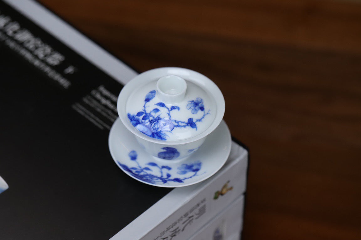 鹌鹑迷你盖碗
作者:程燕飞丨景德镇瓷 非遗传承人
口径7.2cm高4.5cm
托直径8.6cm
满容:90ml