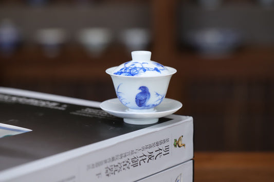 鹌鹑迷你盖碗
作者:程燕飞丨景德镇瓷 非遗传承人
口径7.2cm高4.5cm
托直径8.6cm
满容:90ml