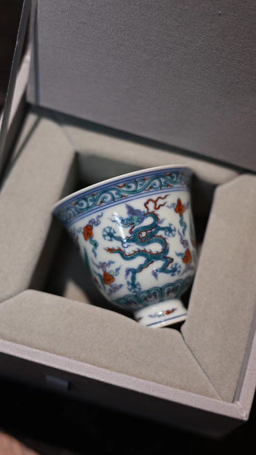斗彩龙凤纹高足杯
满水容量110ml
杯口径7cm 高6.8cm