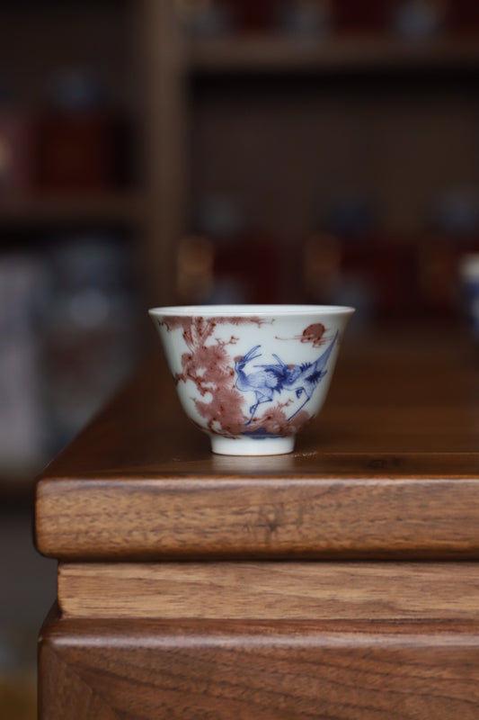 品牌:璟色堂
品名:青花釉里红杯
尺寸:口径7.9cm高5.5cm
容量:120cc