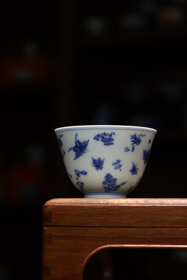 青花折枝花蝶纹撇口杯
口径:8cm
高:5.2cm
满容量:125cc