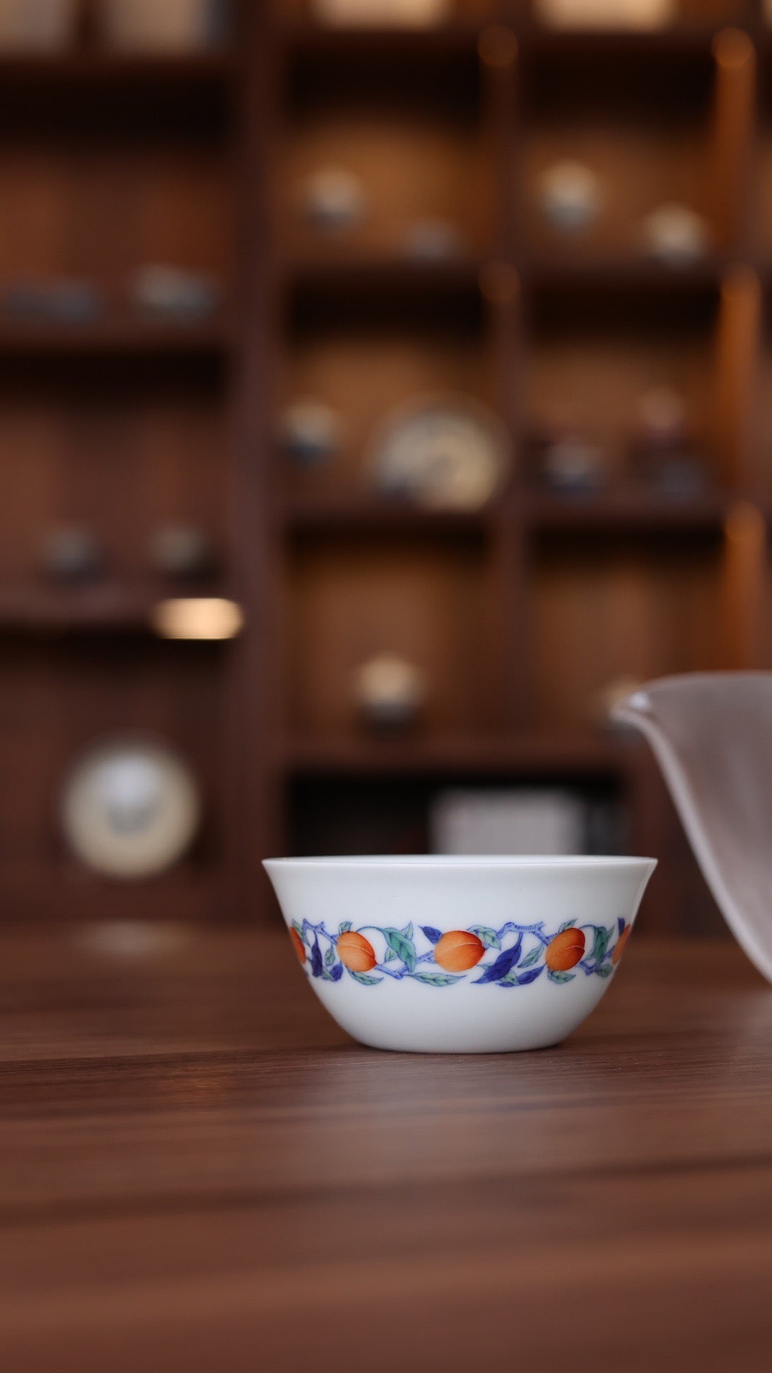 斗彩寿桃花鸟纹杯
口径:8.3cm
高:3.7cm
满容:100ml