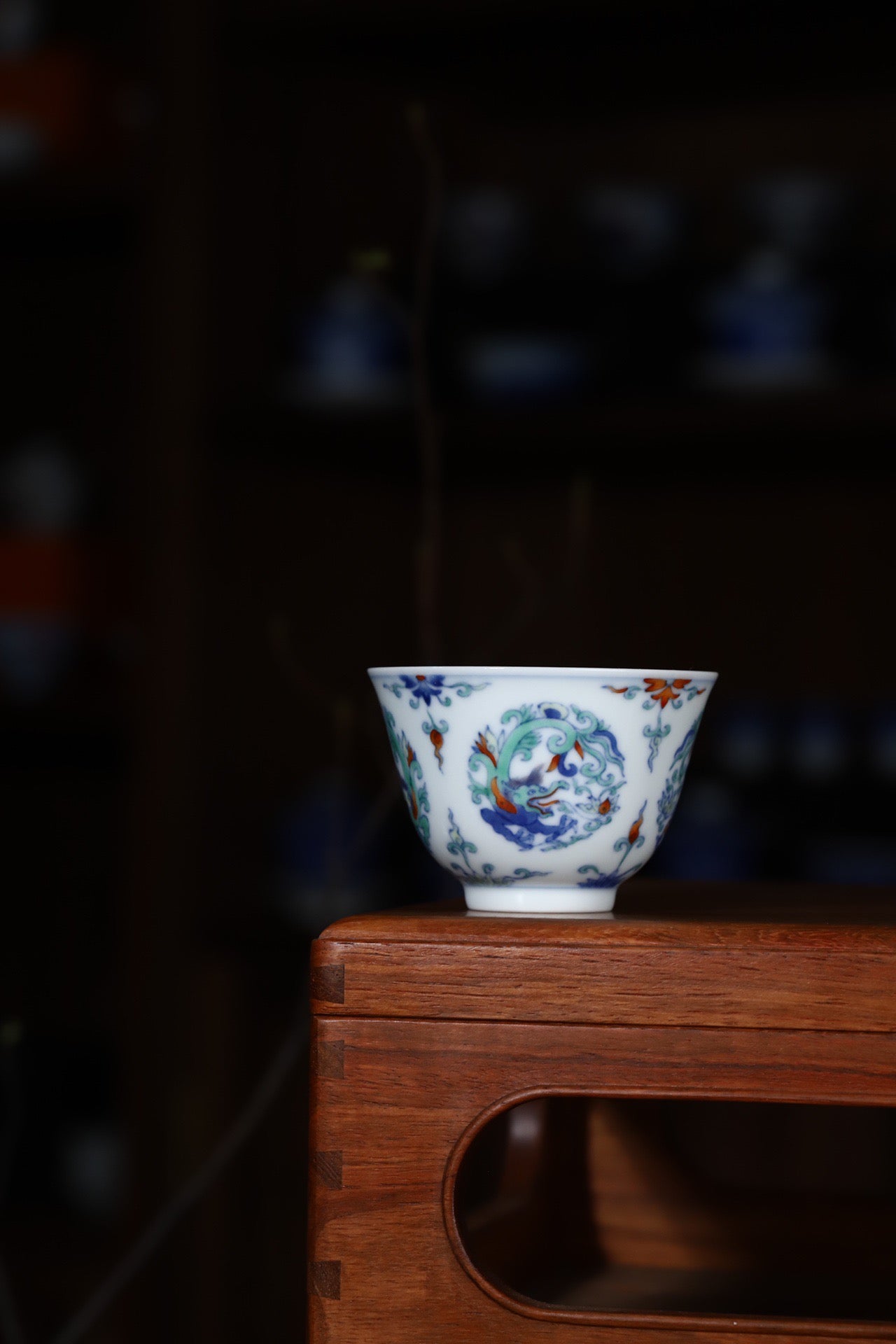 斗彩团龙撇口杯
容量:100毫升
高5厘米,口径7.2厘米