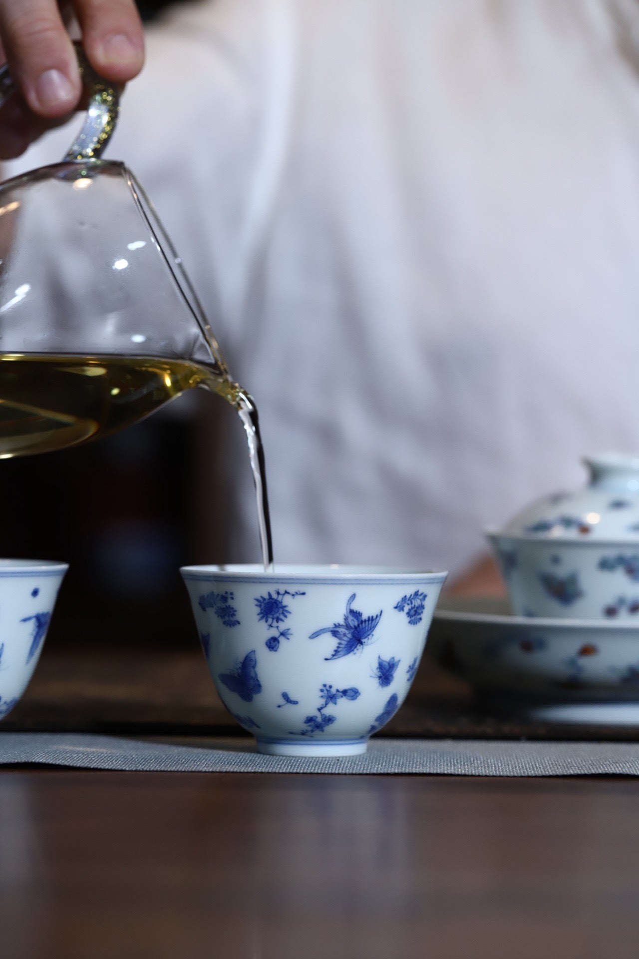 青花折枝花蝶纹撇口杯
口径:8cm
高:5.2cm
满容量:125cc