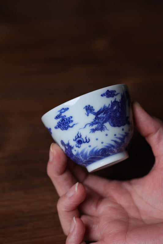 青花 /苍龙教子纹杯
口径7 高5cm
容量:100ml