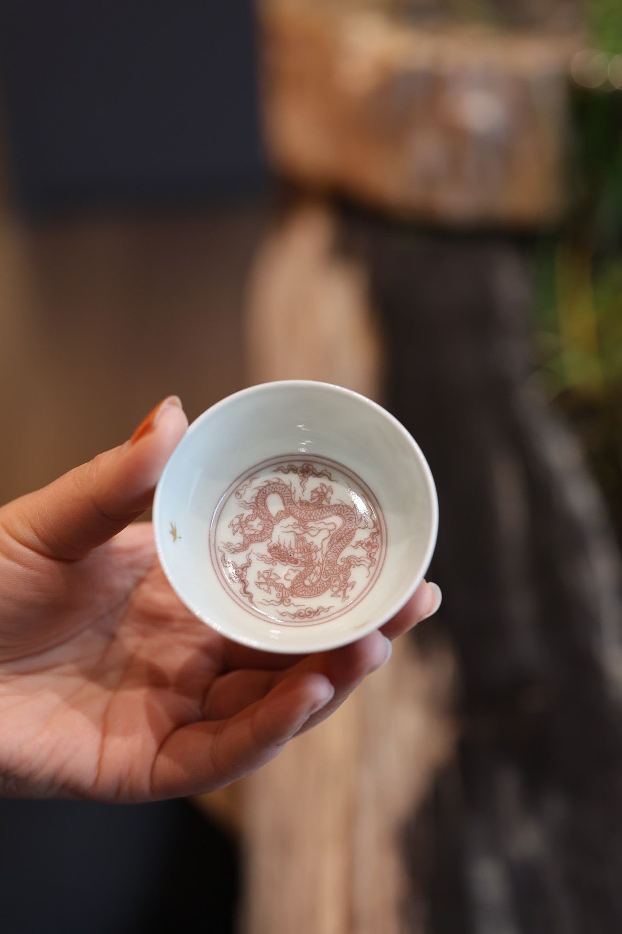 釉里红云龙纹卧足杯
口径:6.8cm
高:3.2cm
满容:65ml