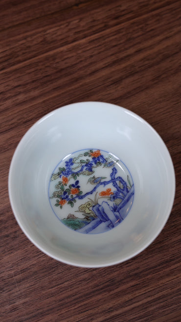 斗彩寿桃花鸟纹杯
口径:8.3cm
高:3.7cm
满容:100ml