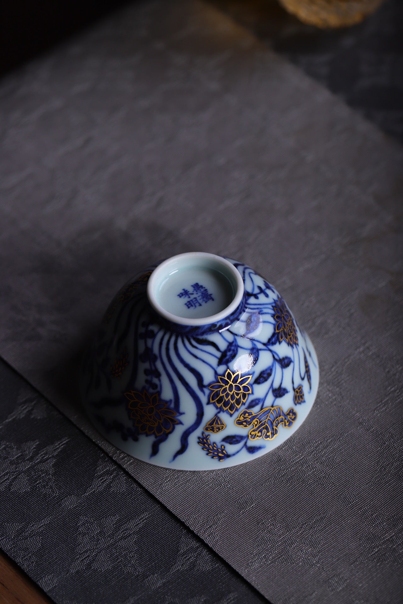 青花描金一束莲纹杯
口径:8.4cm
高:4.6cm
满容:120ml