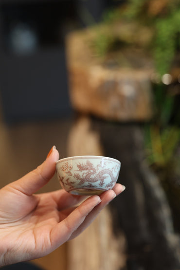 釉里红云龙纹卧足杯
口径:6.8cm
高:3.2cm
满容:65ml