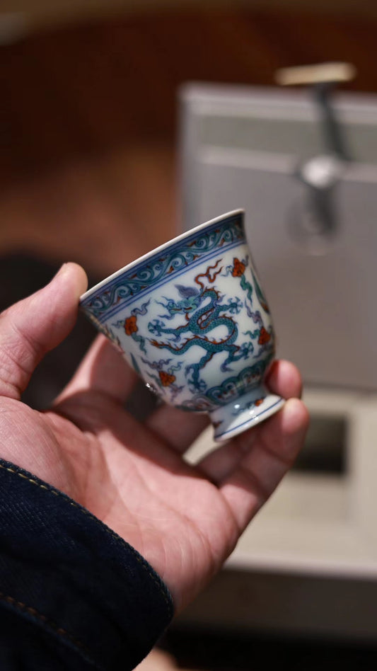 斗彩龙凤纹高足杯
满水容量110ml
杯口径7cm 高6.8cm