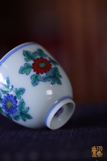 仿成化斗彩折枝菊纹
口径：5.5cm 高5cm
容量：65cc