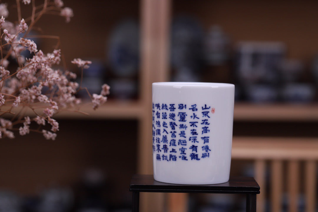 青花心经笔筒
尺寸：直径 8高10