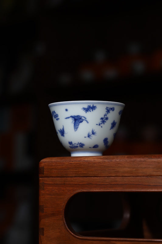 青花折枝花蝶纹撇口杯
口径：8cm
高：5.2cm
满容量：125cc