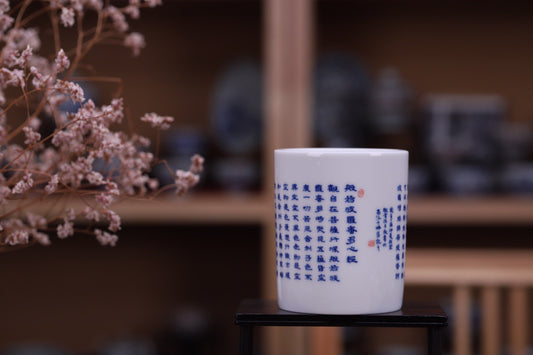 青花心经笔筒
尺寸：直径 8高10
