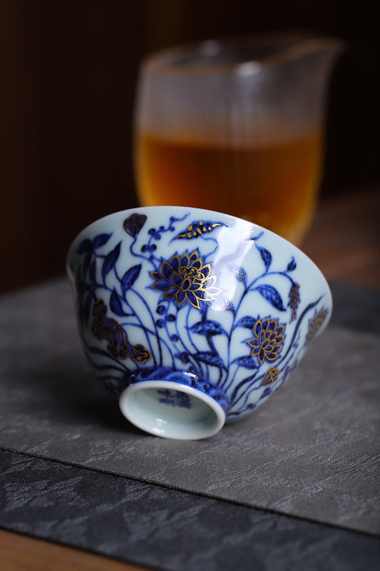 青花描金一束莲纹杯
口径：8.4cm
高：4.6cm
满容：120ml