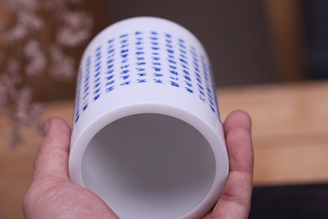 青花心经笔筒
尺寸：直径 8高10