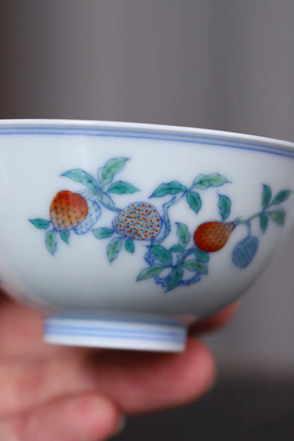 品名：青花斗彩三果杯
品牌：小愚斋
尺寸：口径8.5高4.3
容量：100ml