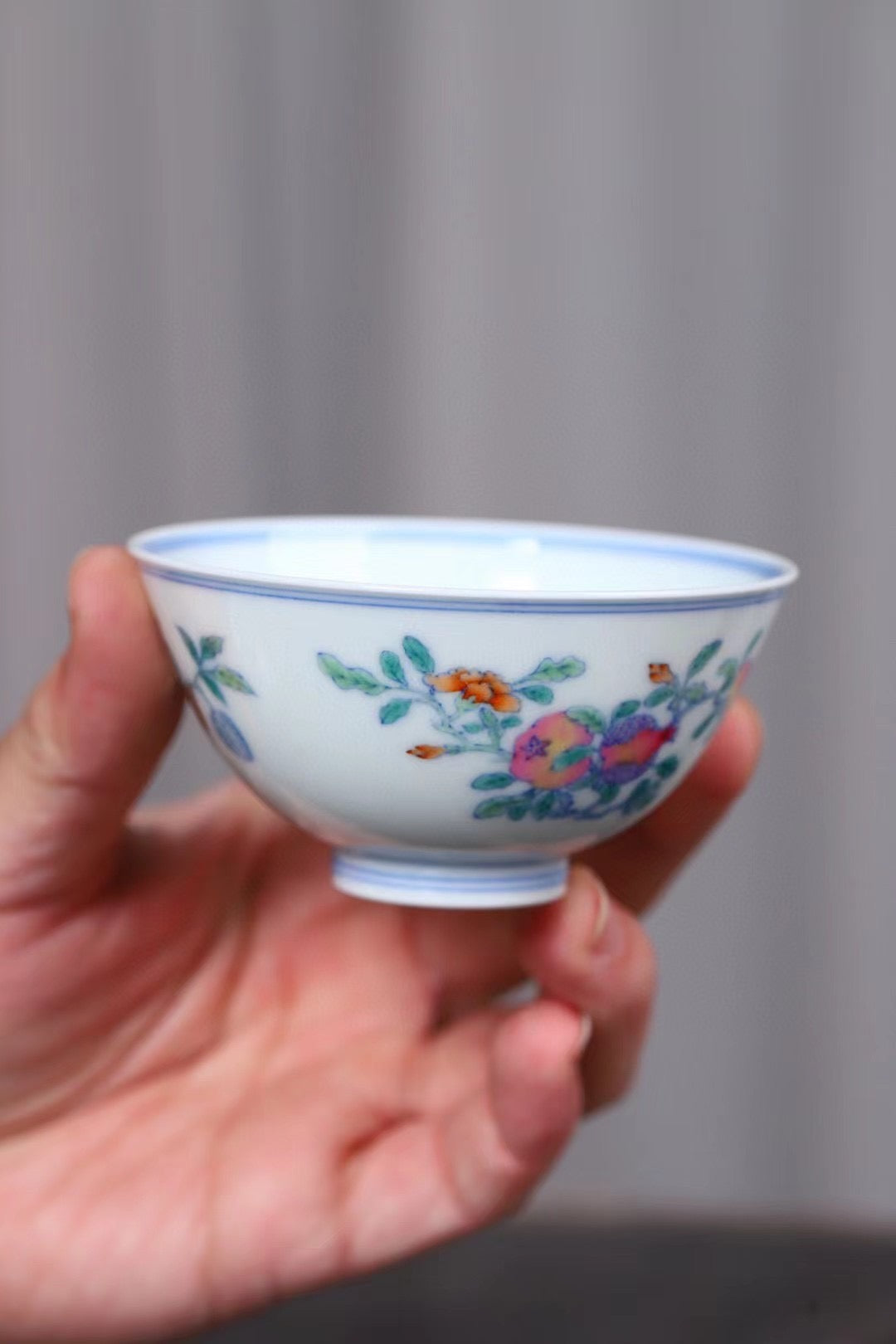 品名：青花斗彩三果杯
品牌：小愚斋
尺寸：口径8.5高4.3
容量：100ml