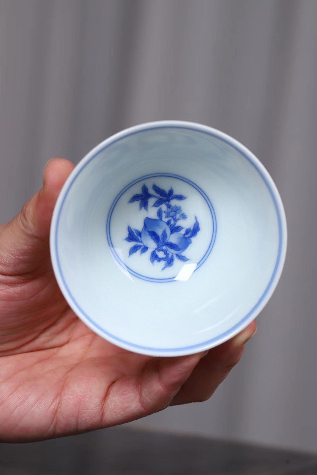 品名：青花斗彩三果杯
品牌：小愚斋
尺寸：口径8.5高4.3
容量：100ml