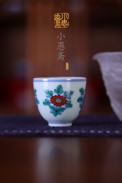 仿成化斗彩折枝菊纹
口径：5.5cm 高5cm
容量：65cc