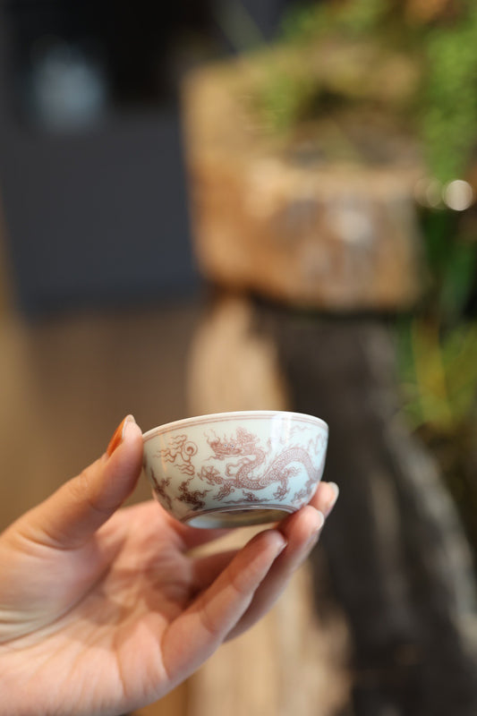 釉里红云龙纹卧足杯
口径：6.8cm
高：3.2cm
满容：65ml