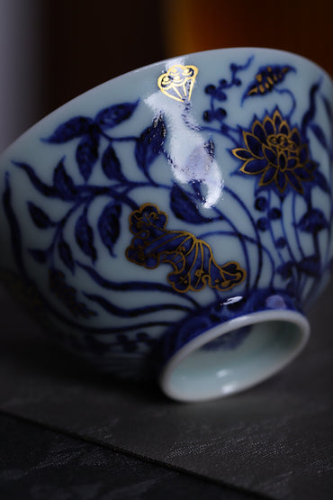 青花描金一束莲纹杯
口径：8.4cm
高：4.6cm
满容：120ml