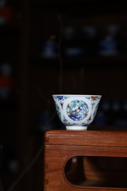 斗彩团龙撇口杯
容量：100毫升
高5厘米，口径7.2厘米