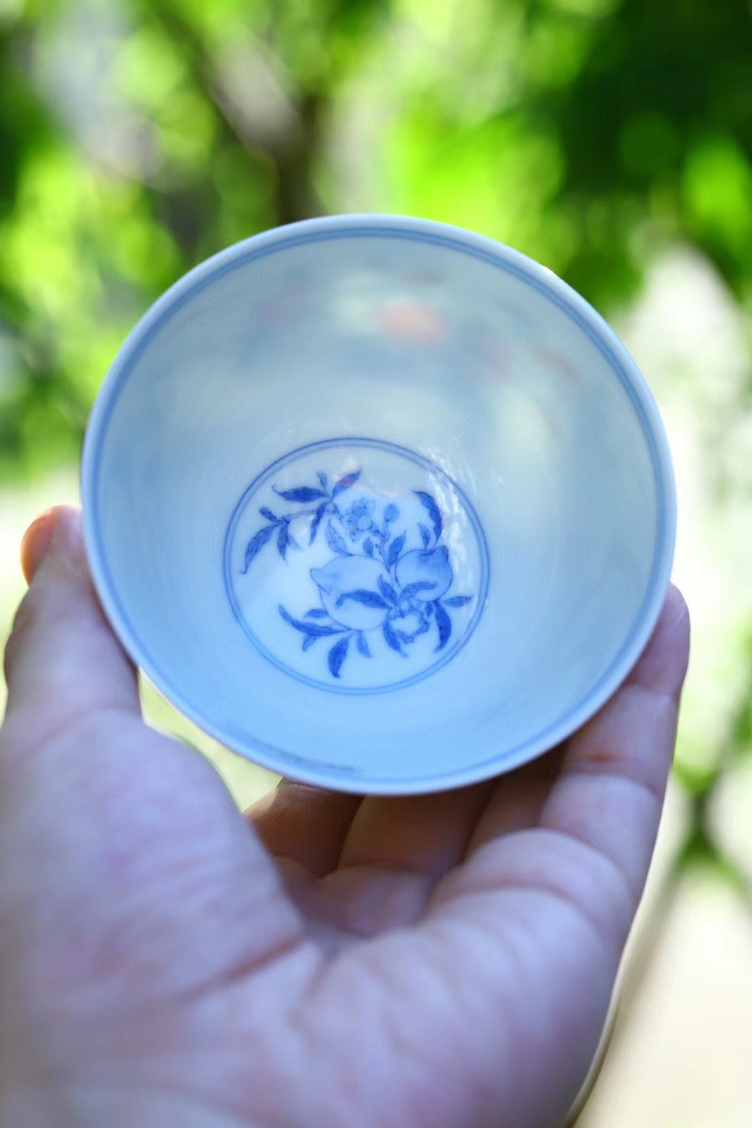 品名：青花斗彩三果杯
品牌：小愚斋
尺寸：口径8.5高4.3
容量：100ml