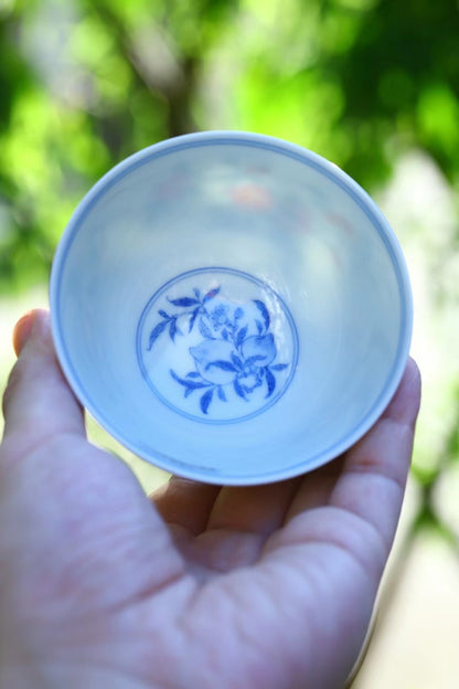 品名：青花斗彩三果杯
品牌：小愚斋
尺寸：口径8.5高4.3
容量：100ml