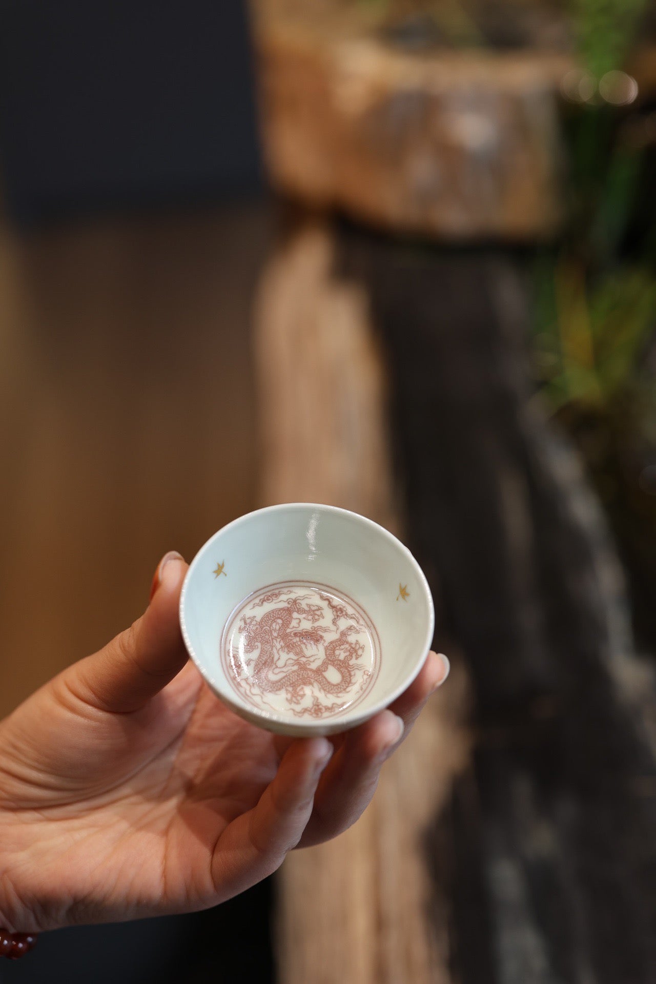 釉里红云龙纹卧足杯
口径：6.8cm
高：3.2cm
满容：65ml