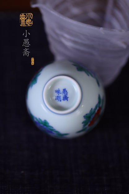 仿成化斗彩折枝菊纹
口径：5.5cm 高5cm
容量：65cc