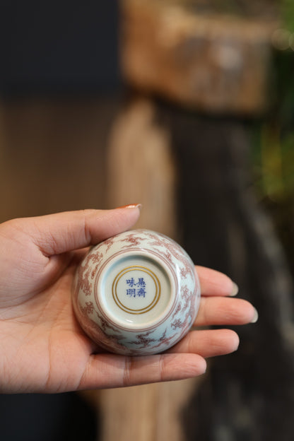 釉里红云龙纹卧足杯
口径：6.8cm
高：3.2cm
满容：65ml