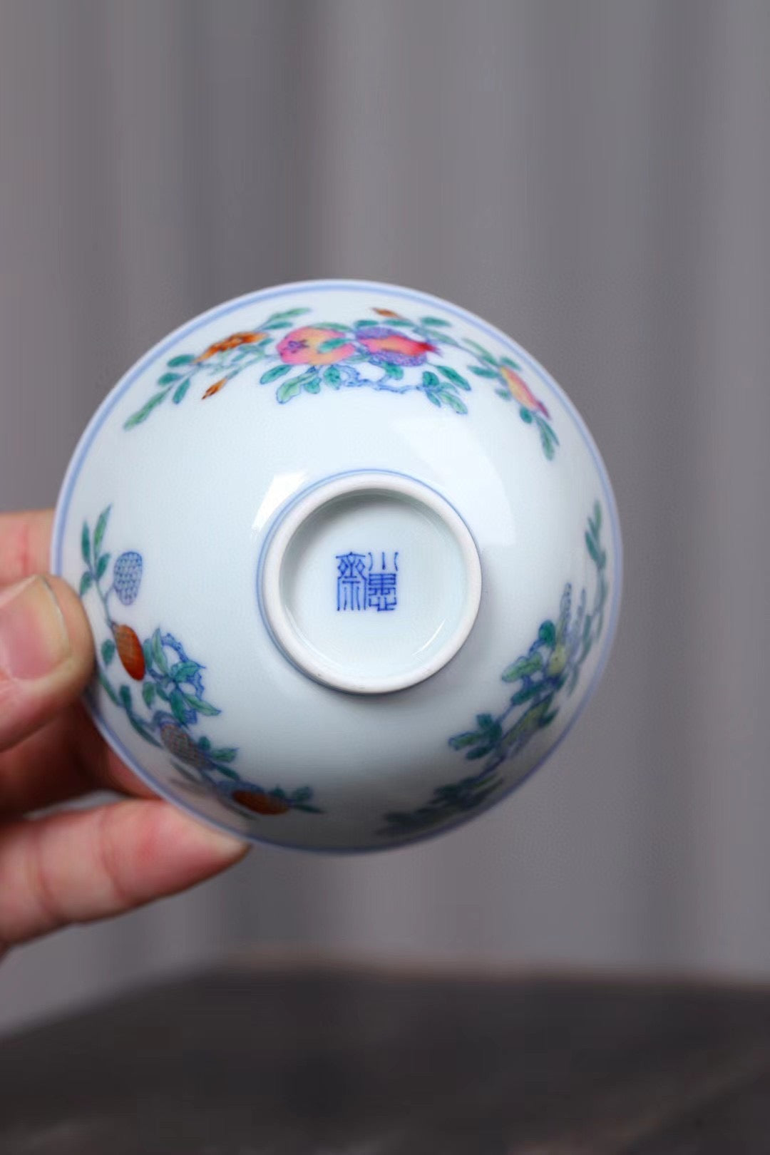 品名：青花斗彩三果杯
品牌：小愚斋
尺寸：口径8.5高4.3
容量：100ml