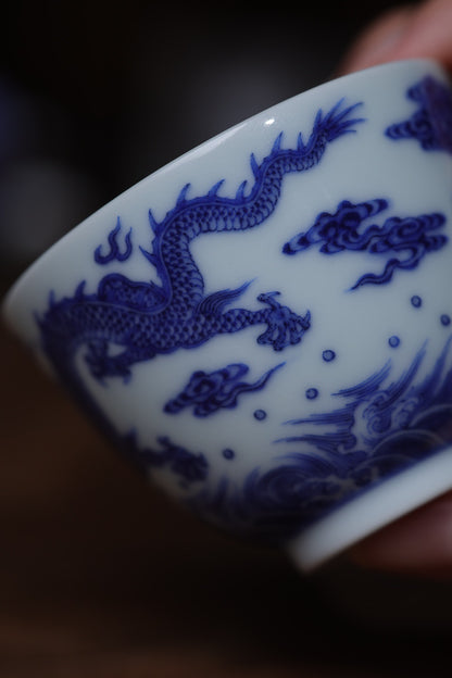 青花 /苍龙教子纹杯
口径7 高5cm
容量：100ml