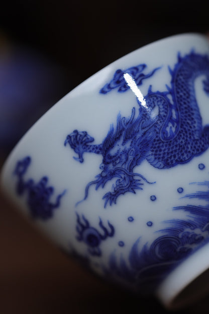 青花 /苍龙教子纹杯
口径7 高5cm
容量：100ml