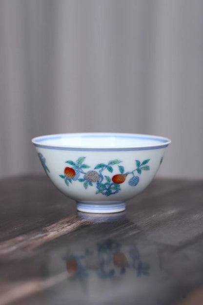 品名：青花斗彩三果杯
品牌：小愚斋
尺寸：口径8.5高4.3
容量：100ml