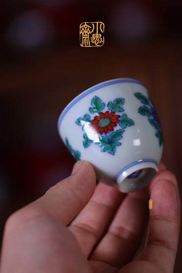 仿成化斗彩折枝菊纹
口径：5.5cm 高5cm
容量：65cc