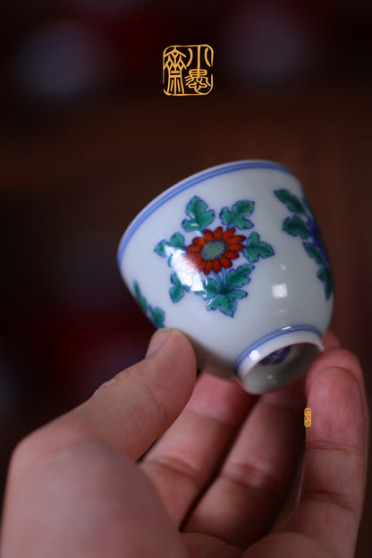 仿成化斗彩折枝菊纹
口径：5.5cm 高5cm
容量：65cc