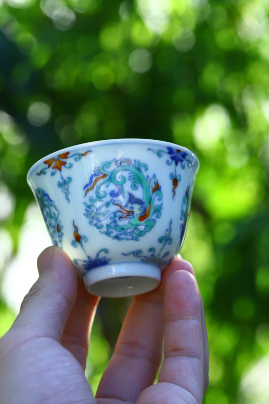 斗彩团龙撇口杯
容量：100毫升
高5厘米，口径7.2厘米