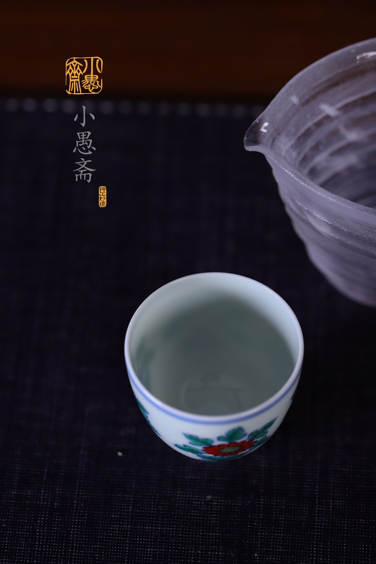 仿成化斗彩折枝菊纹
口径：5.5cm 高5cm
容量：65cc