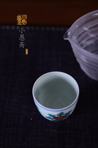 仿成化斗彩折枝菊纹
口径：5.5cm 高5cm
容量：65cc