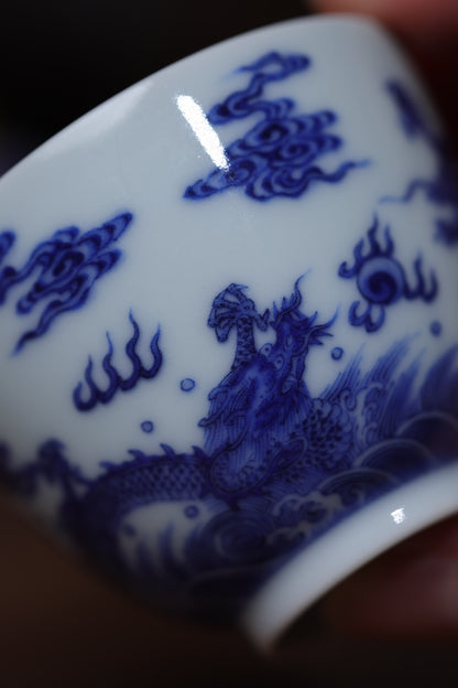 青花 /苍龙教子纹杯
口径7 高5cm
容量：100ml