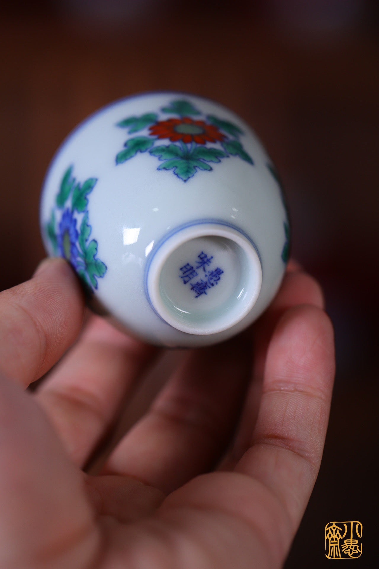 仿成化斗彩折枝菊纹
口径：5.5cm 高5cm
容量：65cc