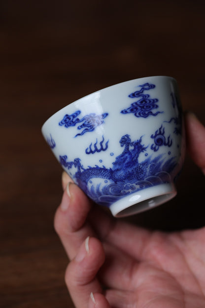 青花 /苍龙教子纹杯
口径7 高5cm
容量：100ml