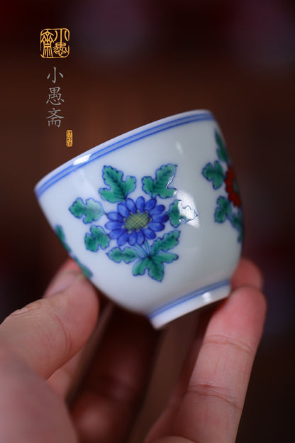 仿成化斗彩折枝菊纹
口径：5.5cm 高5cm
容量：65cc