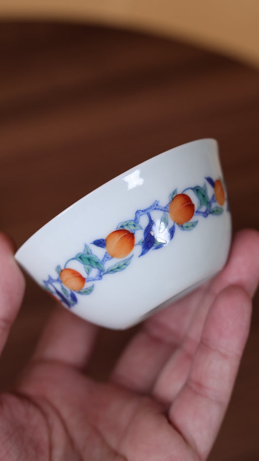 斗彩寿桃花鸟纹杯
口径：8.3cm
高：3.7cm
满容：100ml